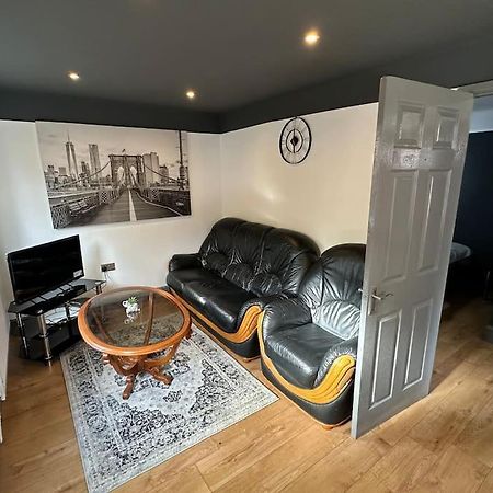 Brand New Large Studio Flat! Sutton  Exterior foto