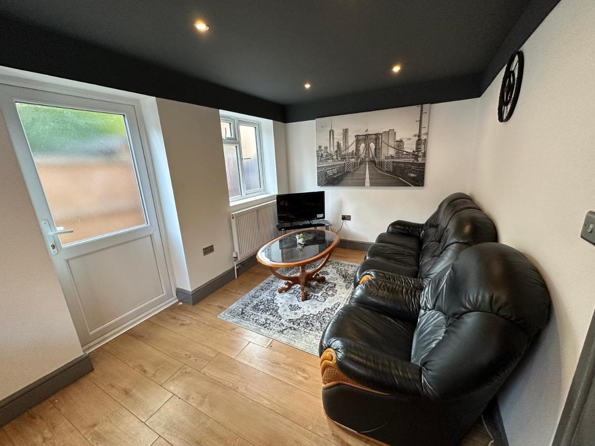 Brand New Large Studio Flat! Sutton  Exterior foto